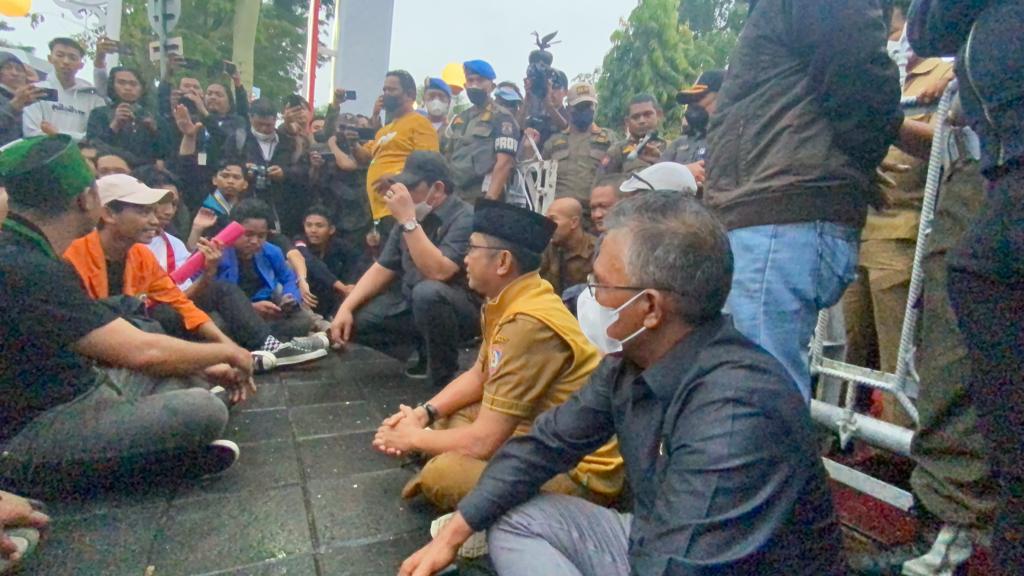 Ketua DPRD Balikpapan Abdulloh bersama Wakil Ketua Subari dan Sabaruddin menemui para pengunjuk rasa menolak kenaikan BBM, Senin petang (5/9/2022)