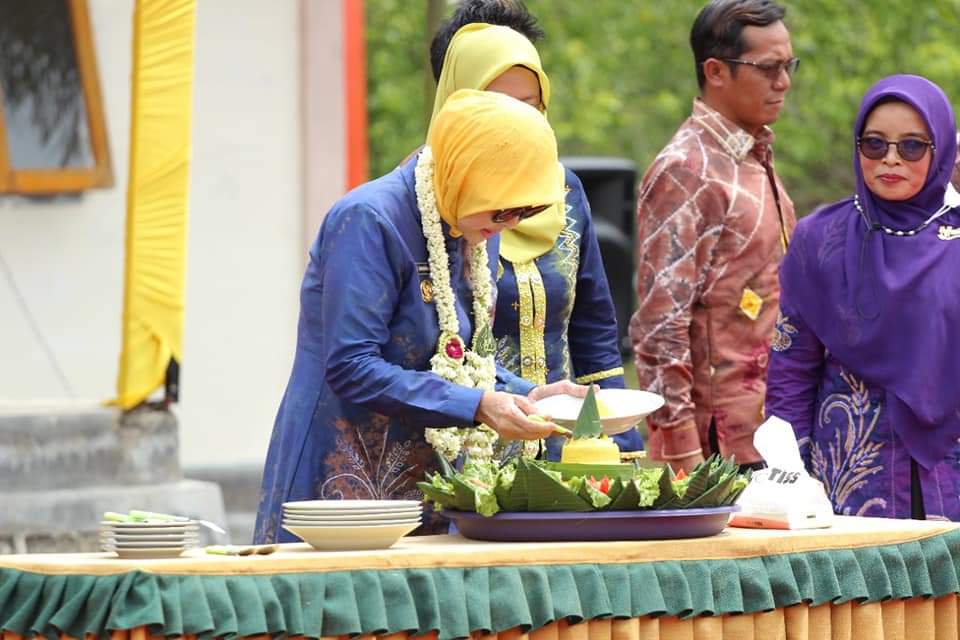 Bupati Barito Kuala (Batola), Noormiliyani tengah memotong nasi tumpeng saatPuncak Peringatan Hari Jadi (Harjad) Kecamatan Marabahan ke-27 tahun 2022 diselenggarakan di Taman Agrowisata Talaran Setara.