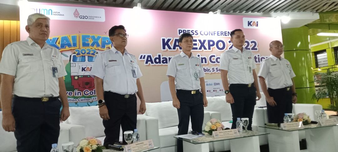 Dari ki-ka: 

1. (Bapak Hendy Helmy, Direktur Utama PT Kereta Api Pariwisata) 


2. Emmanoel, Corporate Deputy Director Subsidiary Development PT Kereta Api Indonesia (Persero


3.  Hadis Surya Palapa Direktur Niaga PT Kereta Api Indonesia (Persero)) 

4.  Gotro Nur Riyadi, Vice President Passenger Marketing of PT Kereta Api Indonesia (Persero) 

5. Joni Martinus, Vice President Public Relation of PT Kereta Api Indonesia ( Persero)