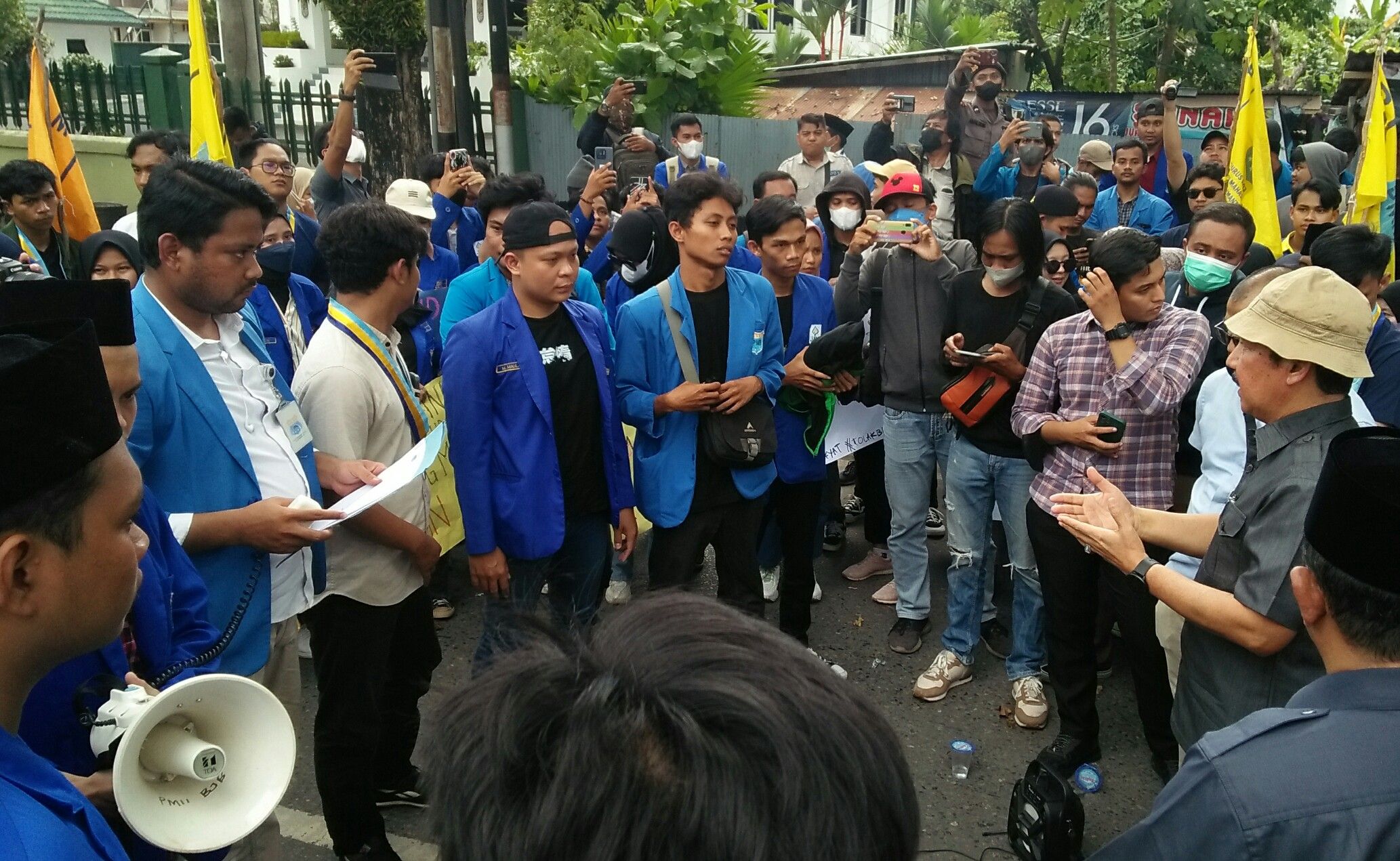 PMII Kalsel tengah bermediasi dan menyampaikan sikap dalam surat rekomendasi tuntutan aksi dihadapan anggota DPRD Kalsel.