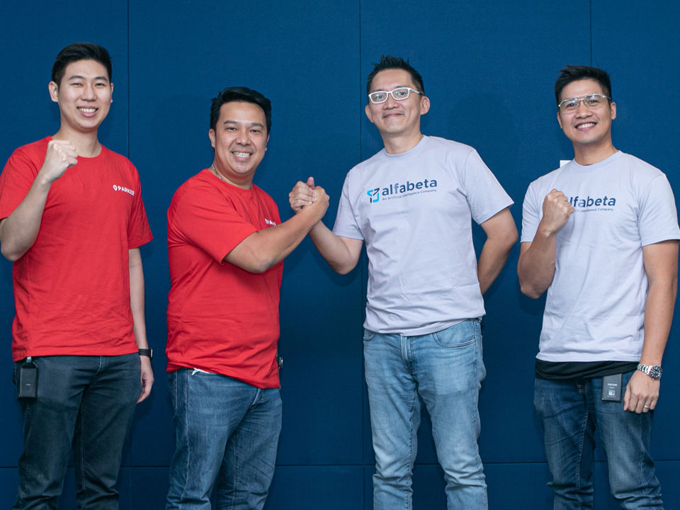 Dari kiri ke kanan: Willson (CTO Parkee), Charles Richard Oentomo (Direktur Utama Centrepark Citra Corpora), Kevin Sanjoto (CEO Altavindo, pemegang saham Alfabeta), Yuri Ardila (CTO Alfabeta).