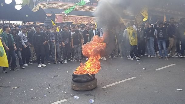 Peserta Aksi Bakar Ban hingga Rubuhkan Gerbang DPRD Bandar Lampung