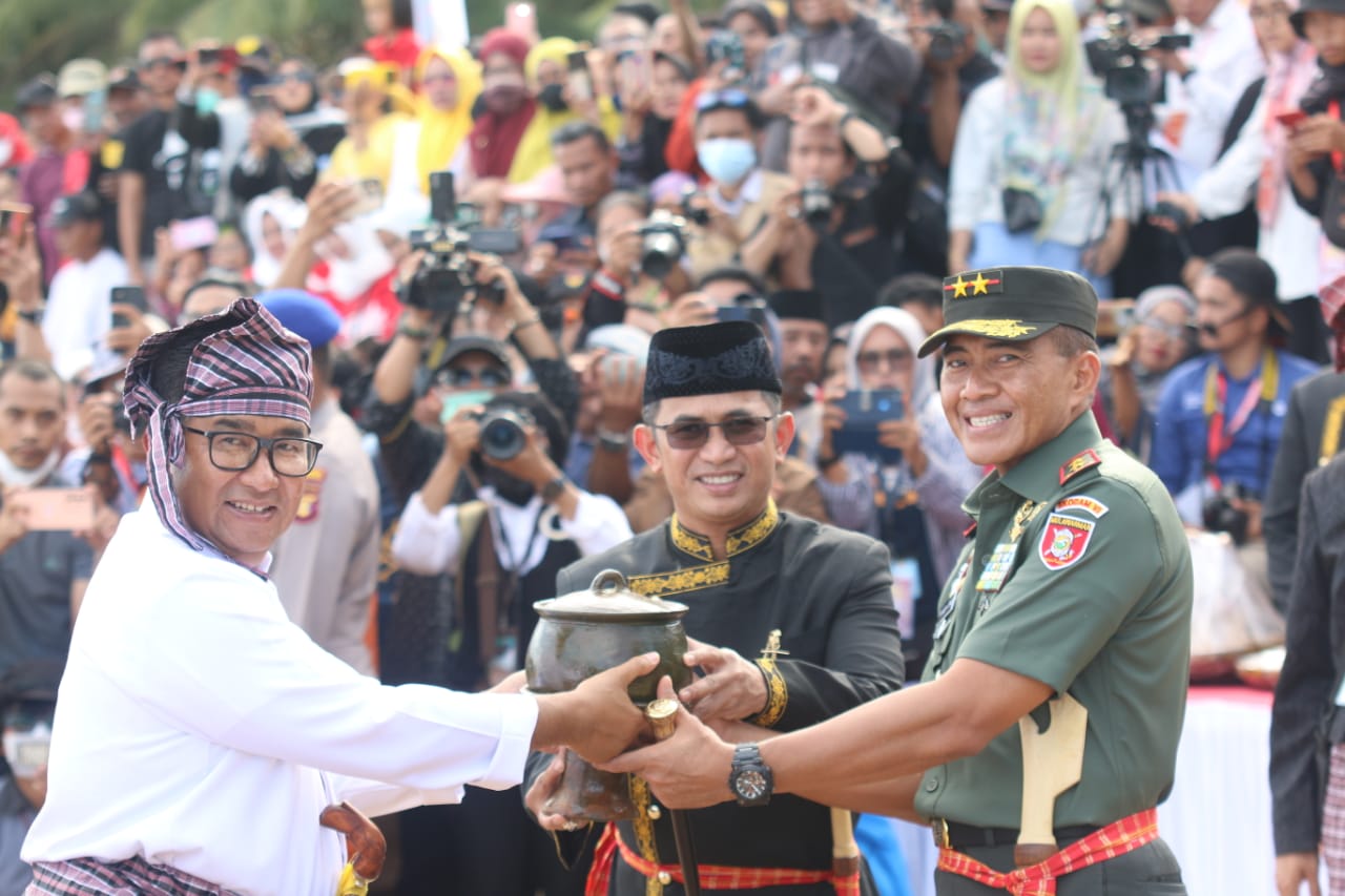 Pj Gubernur Sulawesi Barat (Sulbar) Akmal Malik menyerahkan air suci dari Sulbar ke Wali Kota Balikpapan Rahmad Mas'ud dan Pangdam VI Mulawarman, di Pantai Manggar Segarasari, Balikpapan, Rabu (7/9/2022)
