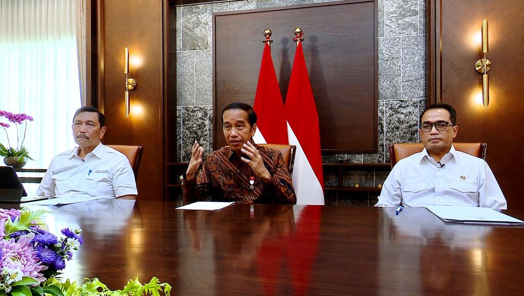 Presiden Jokowi, Menko Marves Luhut Binsar Pandjaitan, dan Menhub Budi Karya Sumadi (Foto: BPMI Setpres)

Read more: https://setkab.go.id/presiden-jokowi-tandatangani-perpres-tentang-fir-tegaskan-kedaulatan-ruang-udara-indonesia/