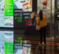 Karyawan berkatifitas dengan latar layar monitor pergerakan indeks harga saham gabungan (IHSG) di gedung Bursa Efek Indonesia (BEI), Jakarta, 8 September 2022. Foto: Ismail Pohan/TrenAsia