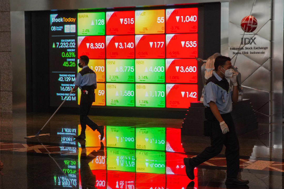 Karyawan berkatifitas dengan latar layar monitor pergerakan indeks harga saham gabungan (IHSG) di gedung Bursa Efek Indonesia (BEI), Jakarta, 8 September 2022. Foto: Ismail Pohan/TrenAsia