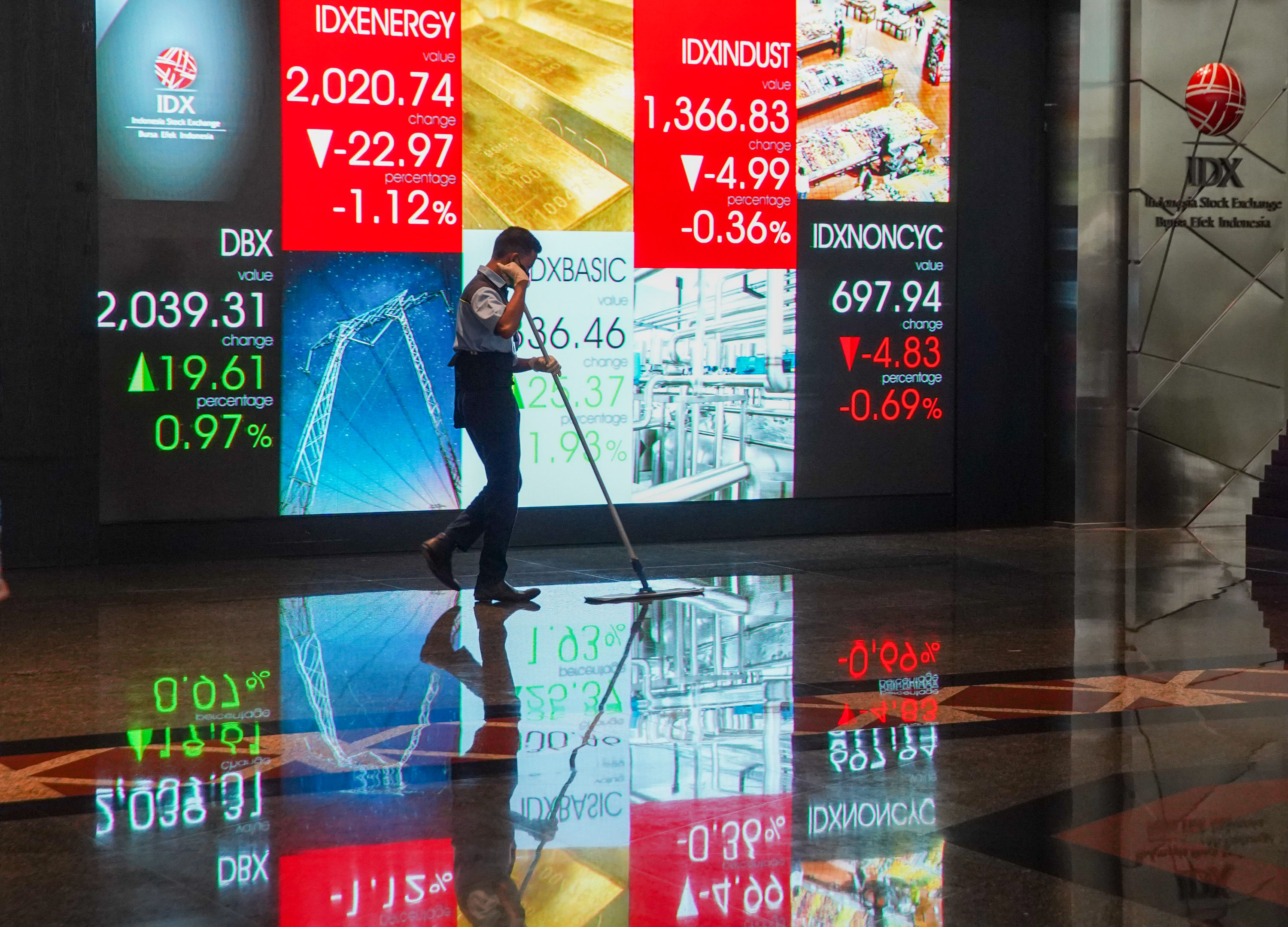 Karyawan beraktivitas dengan latar layar monitor pergerakan indeks harga saham gabungan (IHSG) di gedung Bursa Efek Indonesia (BEI), Jakarta, 8 September 2022. Foto: Ismail Pohan/TrenAsia