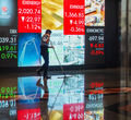 Karyawan berkatifitas dengan latar layar monitor pergerakan indeks harga saham gabungan (IHSG) di gedung Bursa Efek Indonesia (BEI), Jakarta, 8 September 2022. Foto: Ismail Pohan/TrenAsia