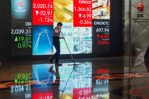 Karyawan berkatifitas dengan latar layar monitor pergerakan indeks harga saham gabungan (IHSG) di gedung Bursa Efek Indonesia (BEI), Jakarta, 8 September 2022. Foto: Ismail Pohan/TrenAsia