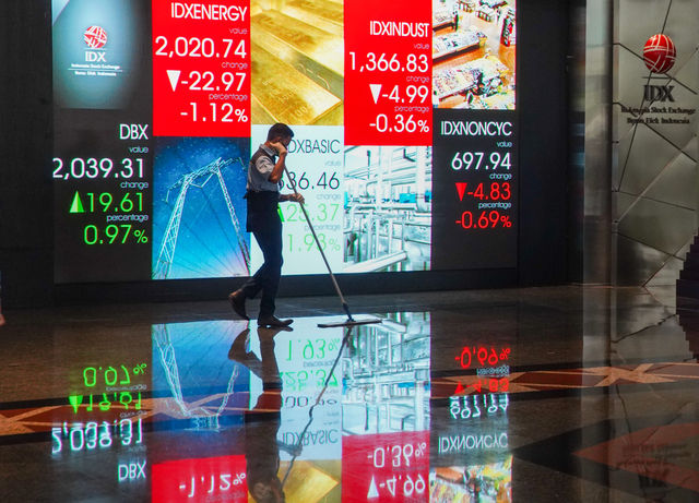 Karyawan berkatifitas dengan latar layar monitor pergerakan indeks harga saham gabungan (IHSG) di gedung Bursa Efek Indonesia (BEI), Jakarta, 8 September 2022. Foto: Ismail Pohan/TrenAsia