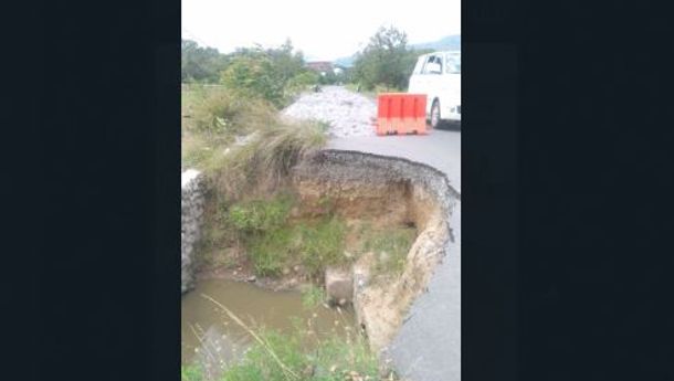 Tanggapi  Poster 'Minta Dukungan Perbaikan Jalan Rusak di Tambak,' Sejumlah Pihak Menyumbang Material