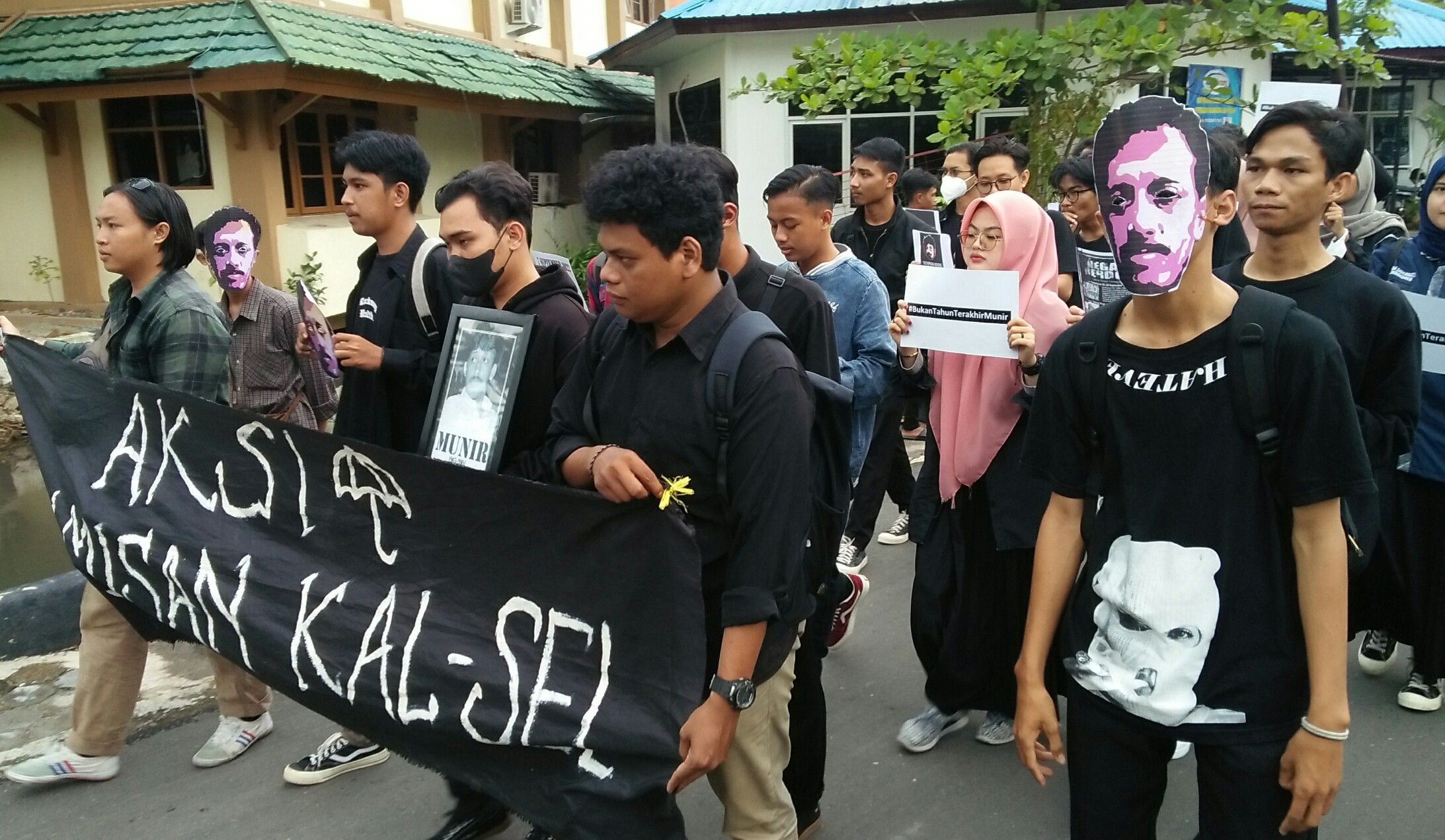 Sejumlah mahasiswa melakukan long march untuk memperingati kasus meninggalnya Munir Said Thalib, aktivis HAM yang dibunuh tanpa keadilan.