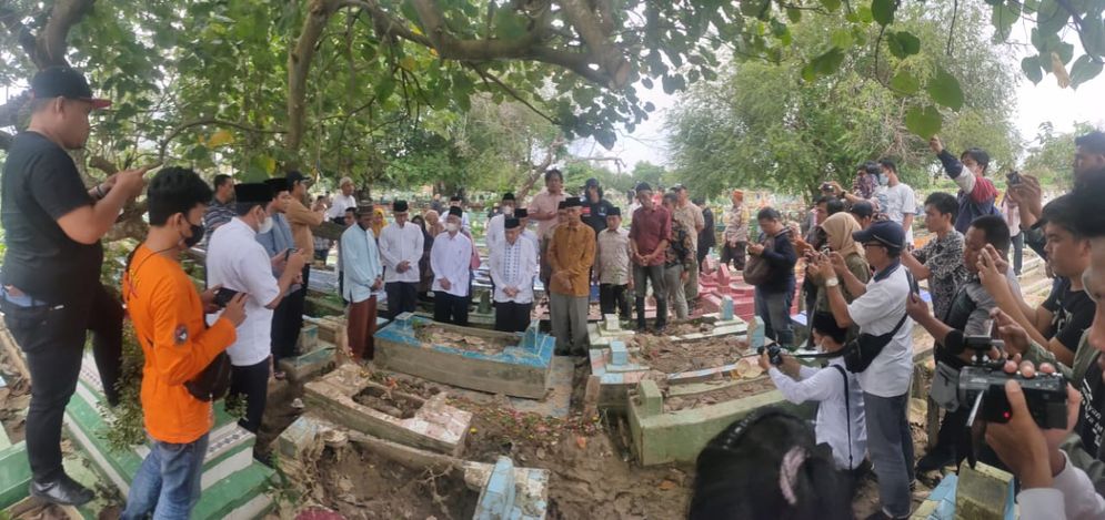 Pimpinan Pondok Pesantren Modern Gontor,  Ziarah ke Makam AM dan Takziah di Palembang