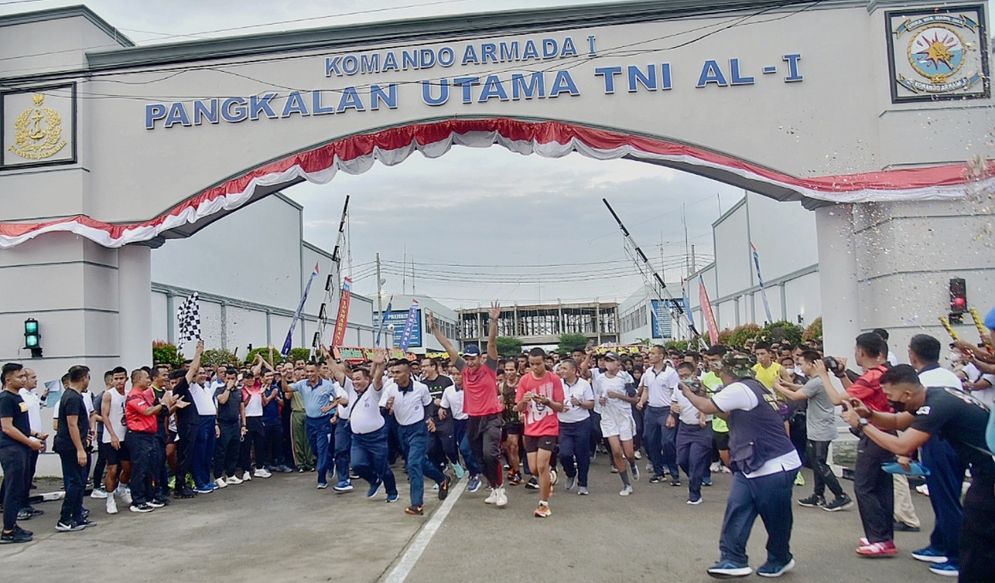 Gubernur Sumut Edy Rahmayadi melepas peserta Fun Run 7,7 K di Pangkalan Utama TNI AL 1, BelawanHO