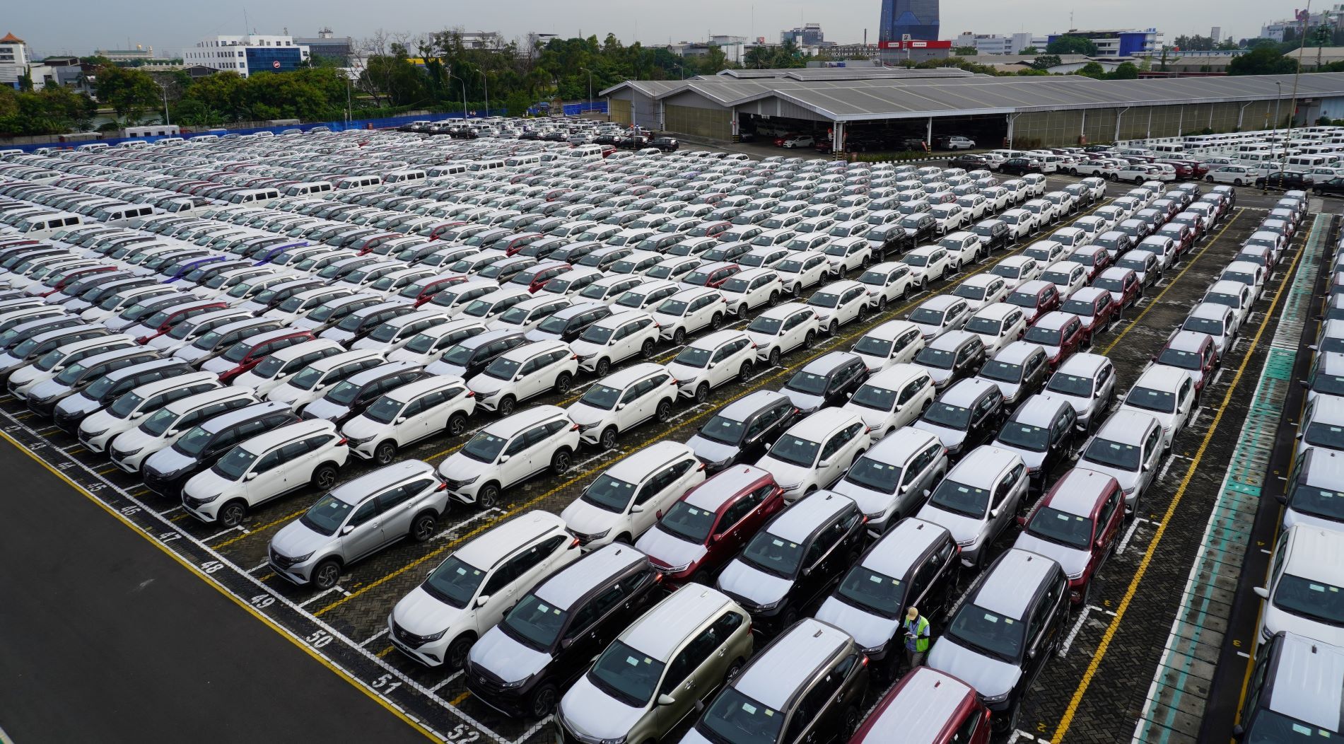 Jejeran Unit Produksi Astra Daihatsu Motor di Fasilitas Logistik yang Siap Dikirim ke Pelanggan.JPG