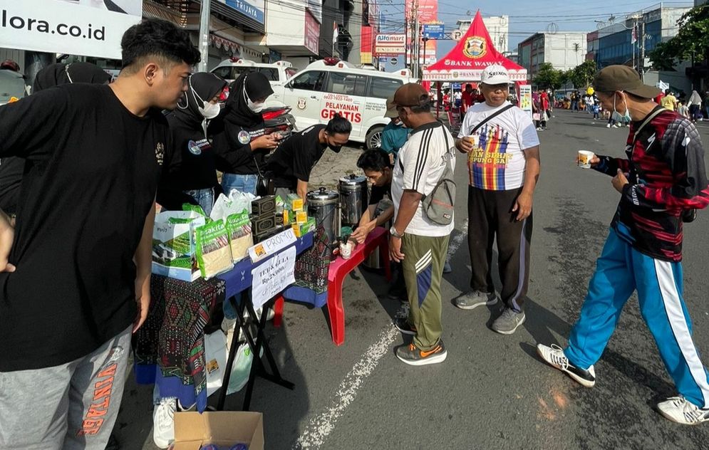 FKPPIB menggelar aksi bagi-bagi teh hangat gratis produk PTPN VII bagi masyarakat yang mengikuti olah raga di Tugu Adipura, Minggu, 11 September 2022.