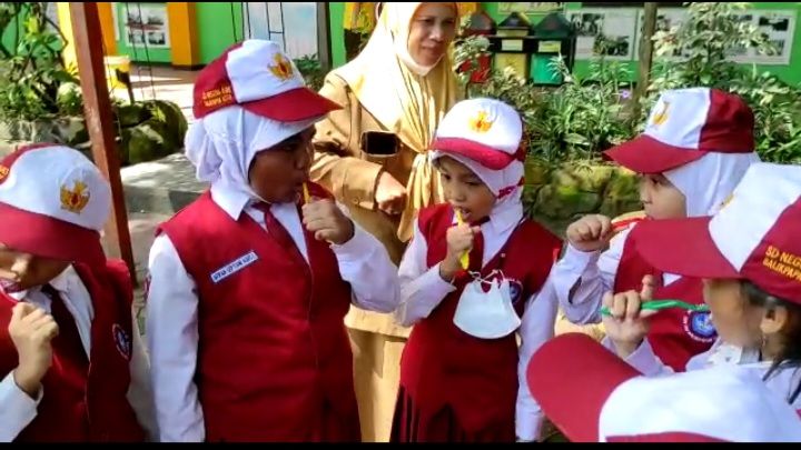 Peringatan Hari Kesehatan Gigi dan Mulut Nasional (HKGN) dan Bulan Imunisasi Anak Nasional (BIAN) yang dilaksanakan dengan menggosok gigi bersama anak SD bersama PDGI Cabang Balikpapan di SDN 003 Balikpapan, Senin, (12/9/2022)