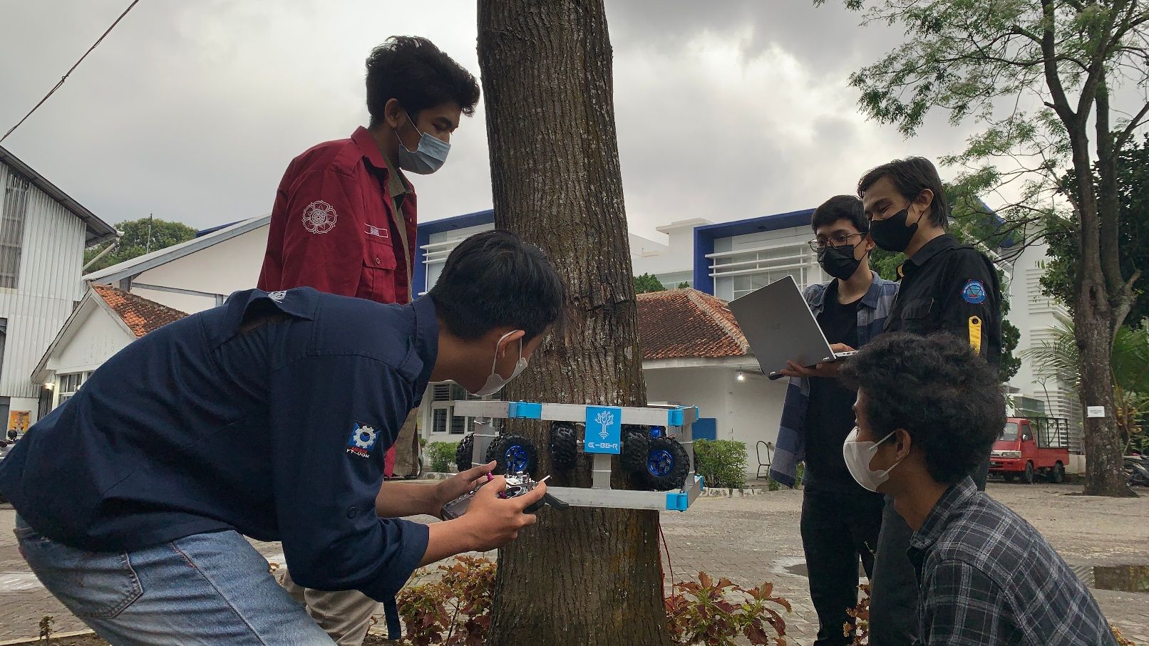 Tim Mahasiswa UGM Kembangkan Purwarupa Alat Deteksi Keroposan Pohon 
