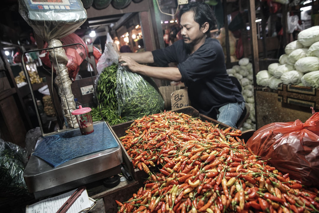 Aktivitas pedagang di lapaknya di Pasar Senen, Jakarta, Selasa, 13 September 2022. Foto: Ismail Pohan/TrenAsia