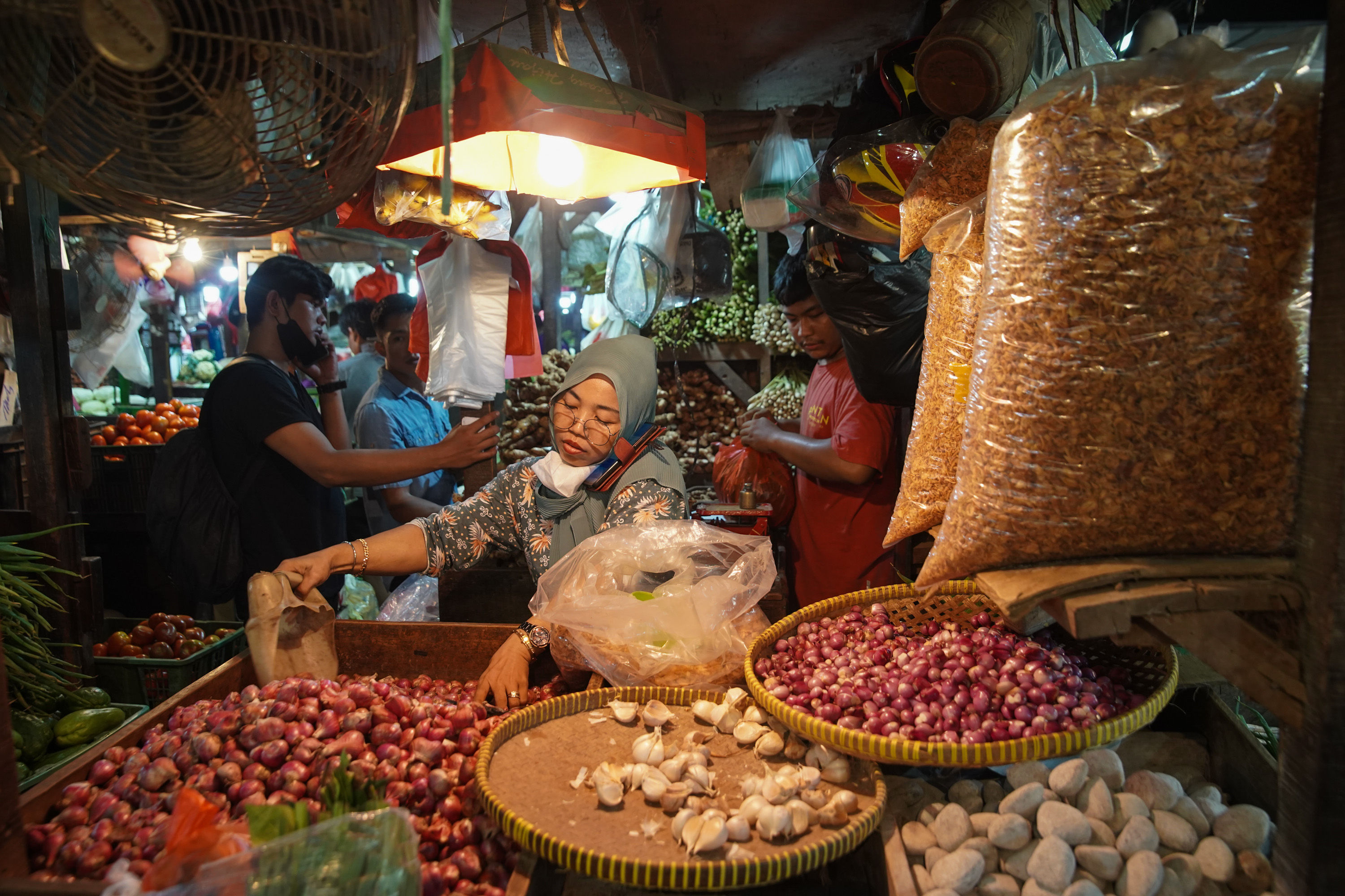 Aktifitas pedagang di lapaknya di Pasar Senen, Jakarta, Selasa, 13 September 2022. Foto: Ismail Pohan/TrenAsia