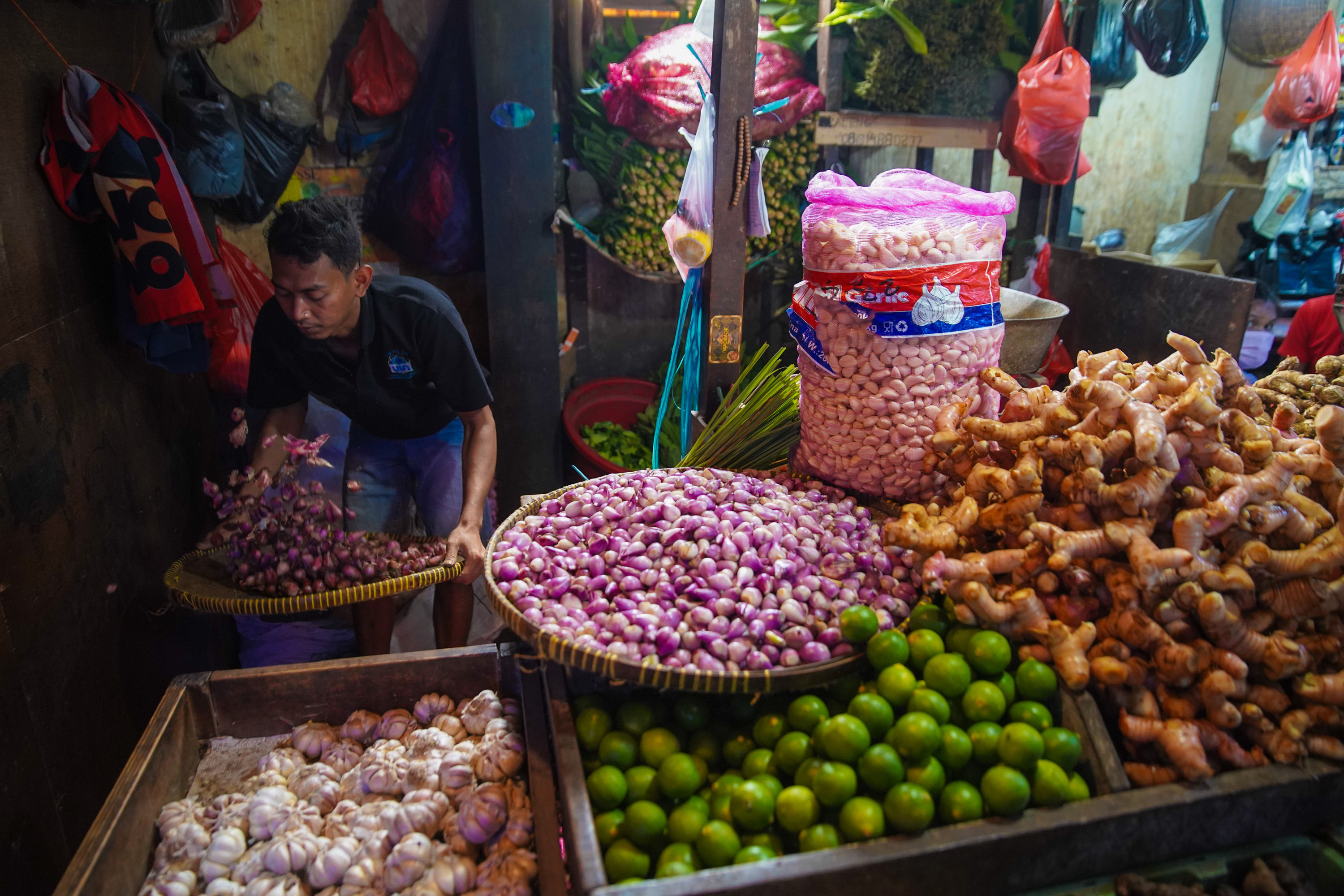 Aktifitas pedagang di lapaknya di Pasar Senen, Jakarta, Selasa, 13 September 2022. Foto: Ismail Pohan/TrenAsia