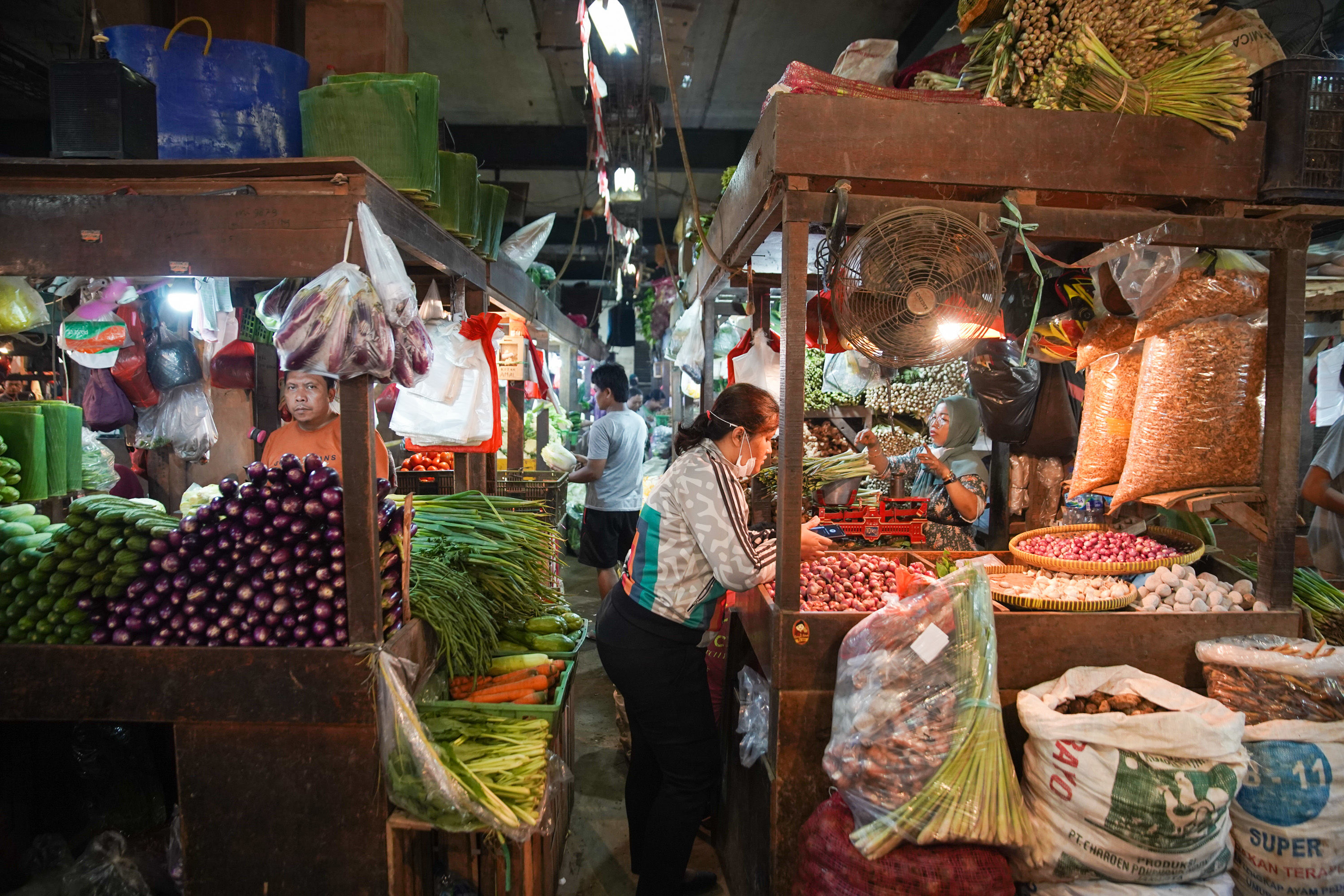 Aktifitas pedagang di lapaknya di Pasar Senen, Jakarta, Selasa, 13 September 2022. Foto: Ismail Pohan/TrenAsia