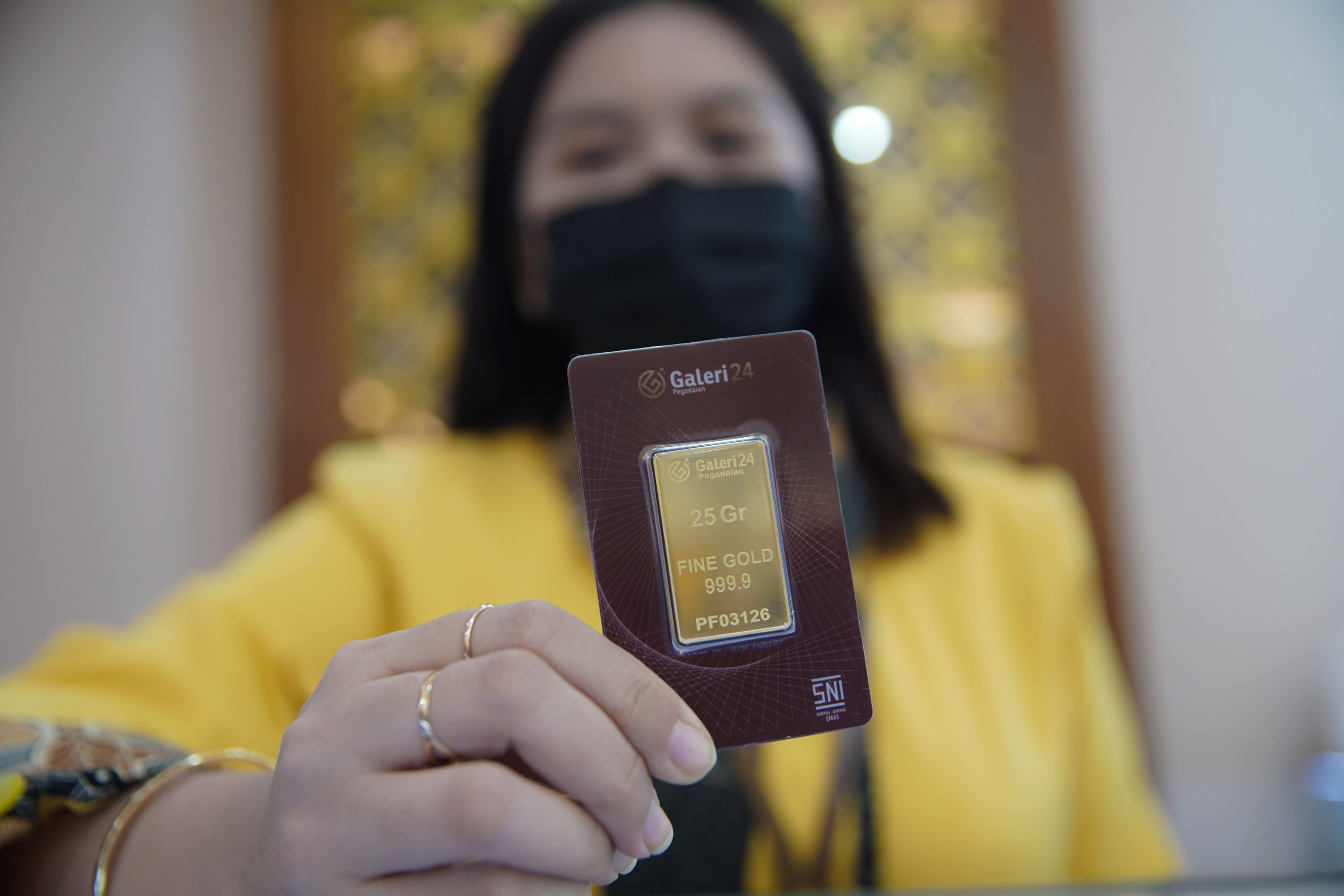 Karyawati menunjukkan emas batangan 24 Karat di Galeri 24 Pegadaian, Jakarta, Selasa, 13 September 2022. Foto: Ismail Pohan/TrenAsia