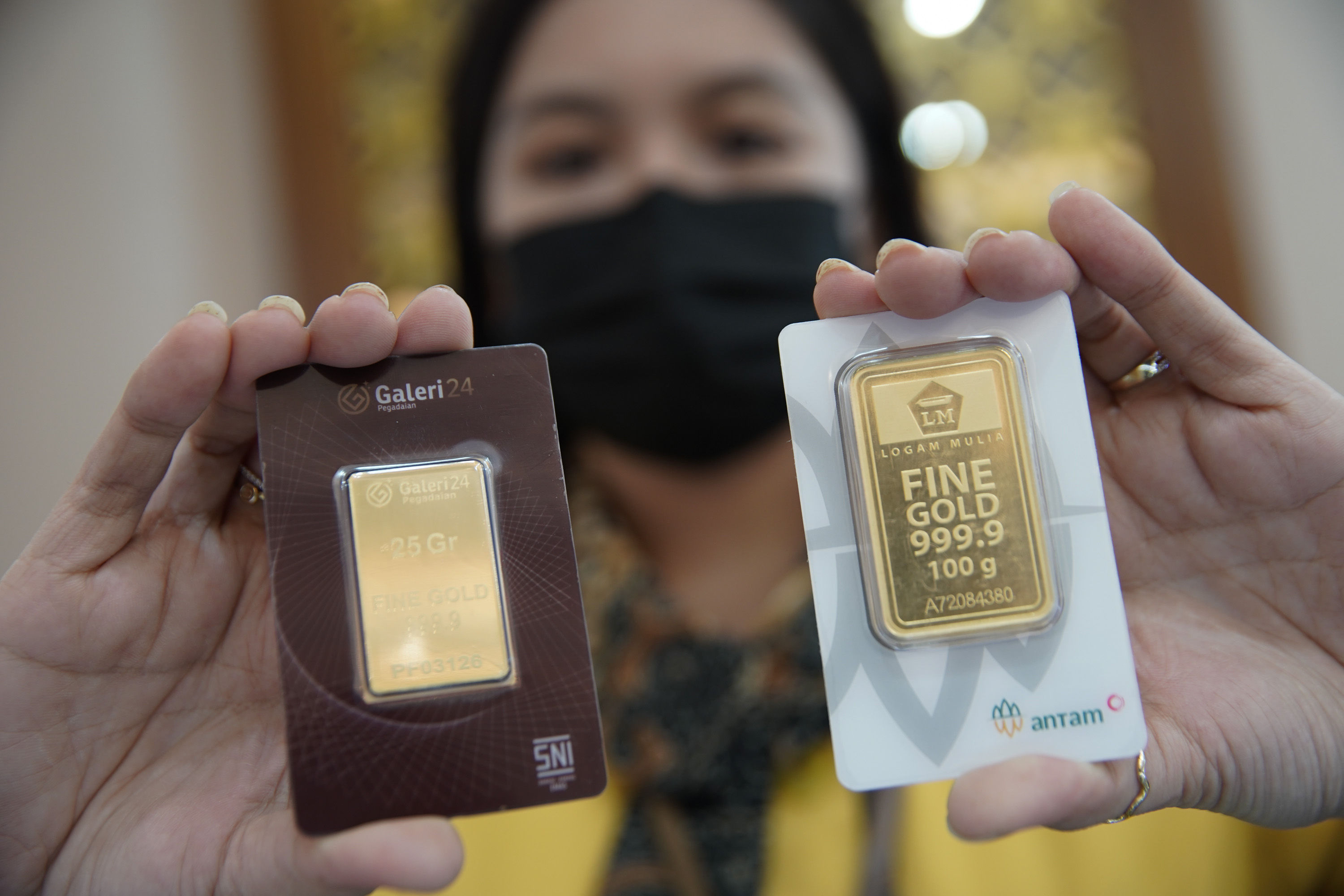 Karyawati menunjukkan emas batangan 24 Karat di Galeri 24 Pegadaian, Jakarta, Selasa, 13 September 2022. Foto: Ismail Pohan/TrenAsia