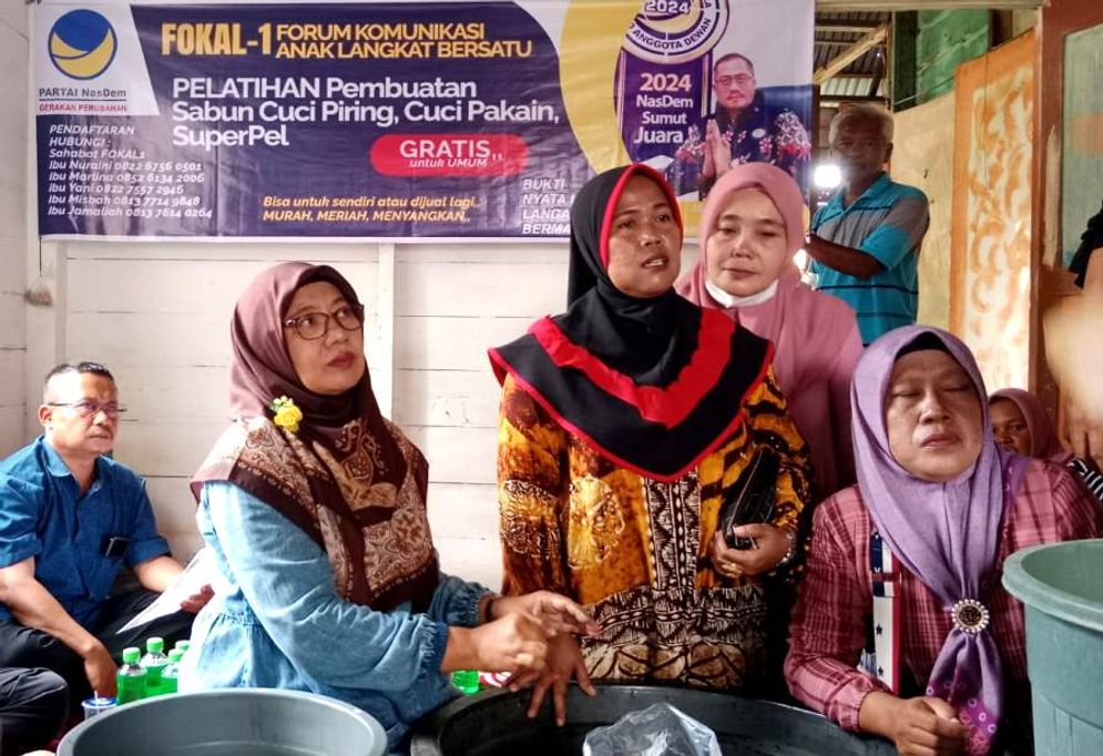 Kuatkan Ekonomi Keluarga, Rumah Pergerakan Arif Latih Kaum Ibu Produksi Sabun 