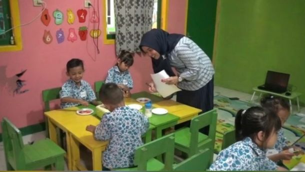 Meningkatkan Kemampuan Mengenal Warna Anak Usia Dini pada Kegiatan Bereksperimen Membuat Susu Pelangi