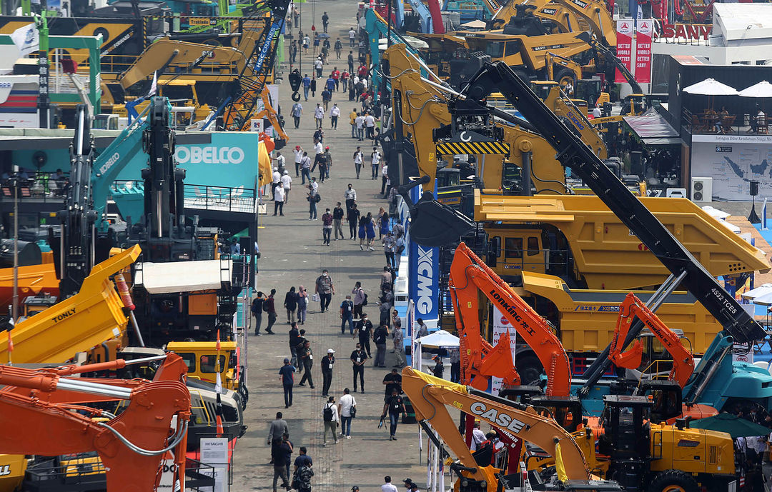 Pengunjung menyaksikan pameran Indonesia Energy & Engineering (IEE) 2022 Series di Jakarta International Expo (Jiexpo) Kemayoran. Pameran dagang terbesar se-Asia Tenggara ini diikuti lebih dari 1200 peserta dari 30 negara dengan memamerkan 3.600 produk barang dan jasa. Rabu 14 September 2022. Foto : Panji Asmoro/TrenAsia