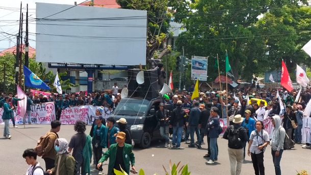 Ribuan Mahasiswa Demo Tolak Kenaikan BBM ke Gedung DPRD Lampung