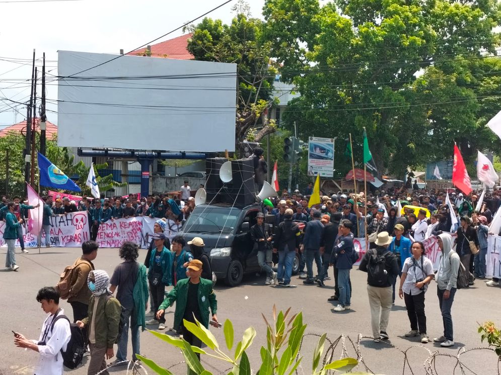 Ribuan mahasiswa yang tergabung dalam Aliansi Lampung Memanggil melakukan aksi demo menuju Gedung DPRD Provinsi Lampung. 