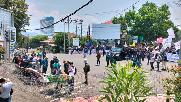 Demo Mahasiswa di Kantor DPRD Lampung Terobos Kawat Berduri