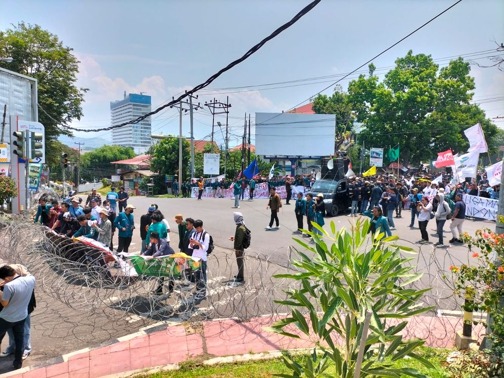 Massa aksi mahasiswa menerobos satu baris kawat berduri di pintu masuk kantor DPRD Provinsi Lampung.