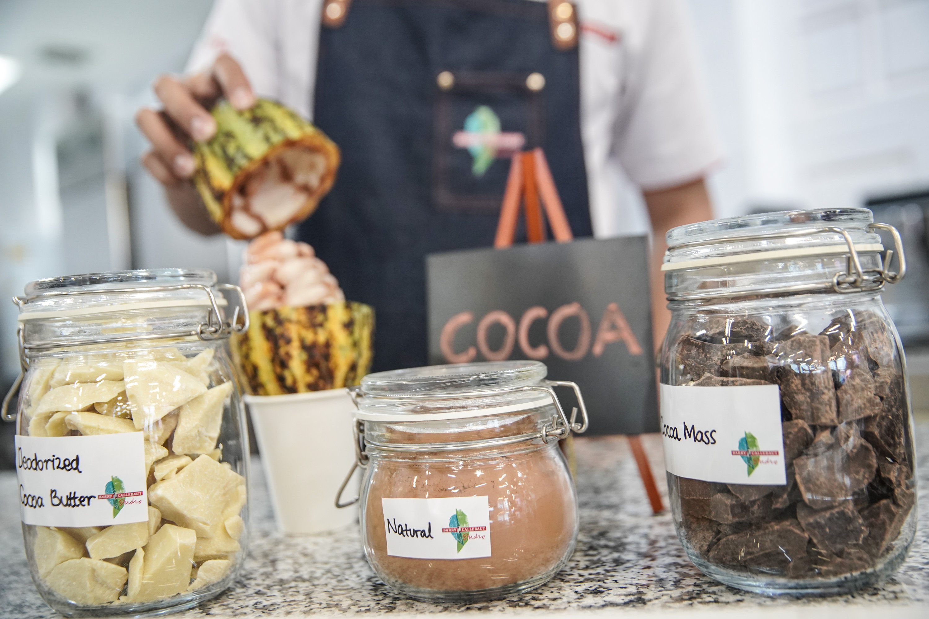 Karyawan menunjukkan produk kakao di Barry Callebaut Chocolate Studio, di Bandung, Jawa Barat, Kamis, 15 September 2022. Foto: Ismail Pohan/TrenAsia