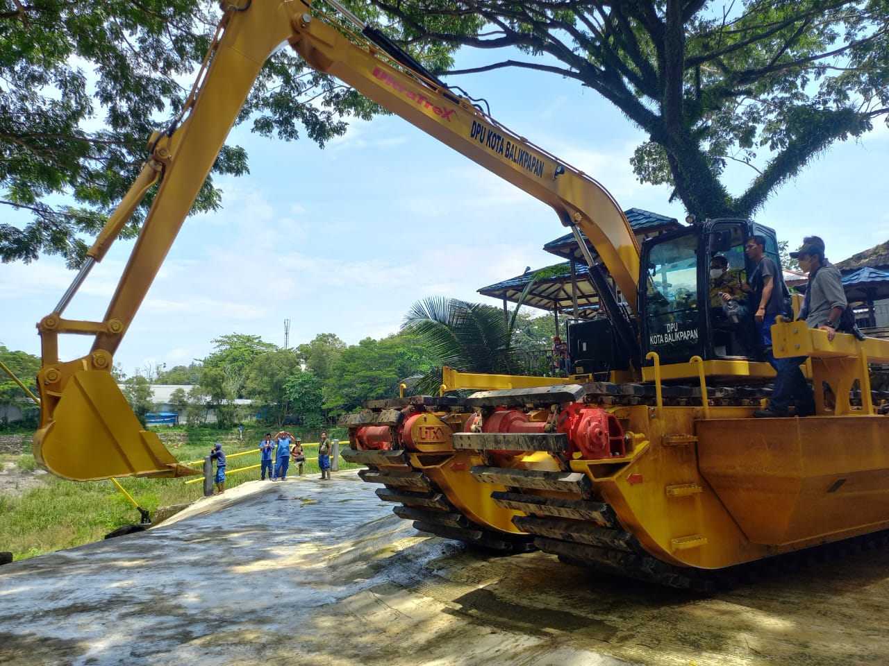 Tinjau Bendali Telagasari, Wali Kota Coba Operasikan Ekskavator Amphibi