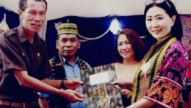 Bunda Julie Serahkan Surat Ijin Operasional Kompetensi Keahlian 'Tata Boga' di SMK Sadar Wisata Ruteng