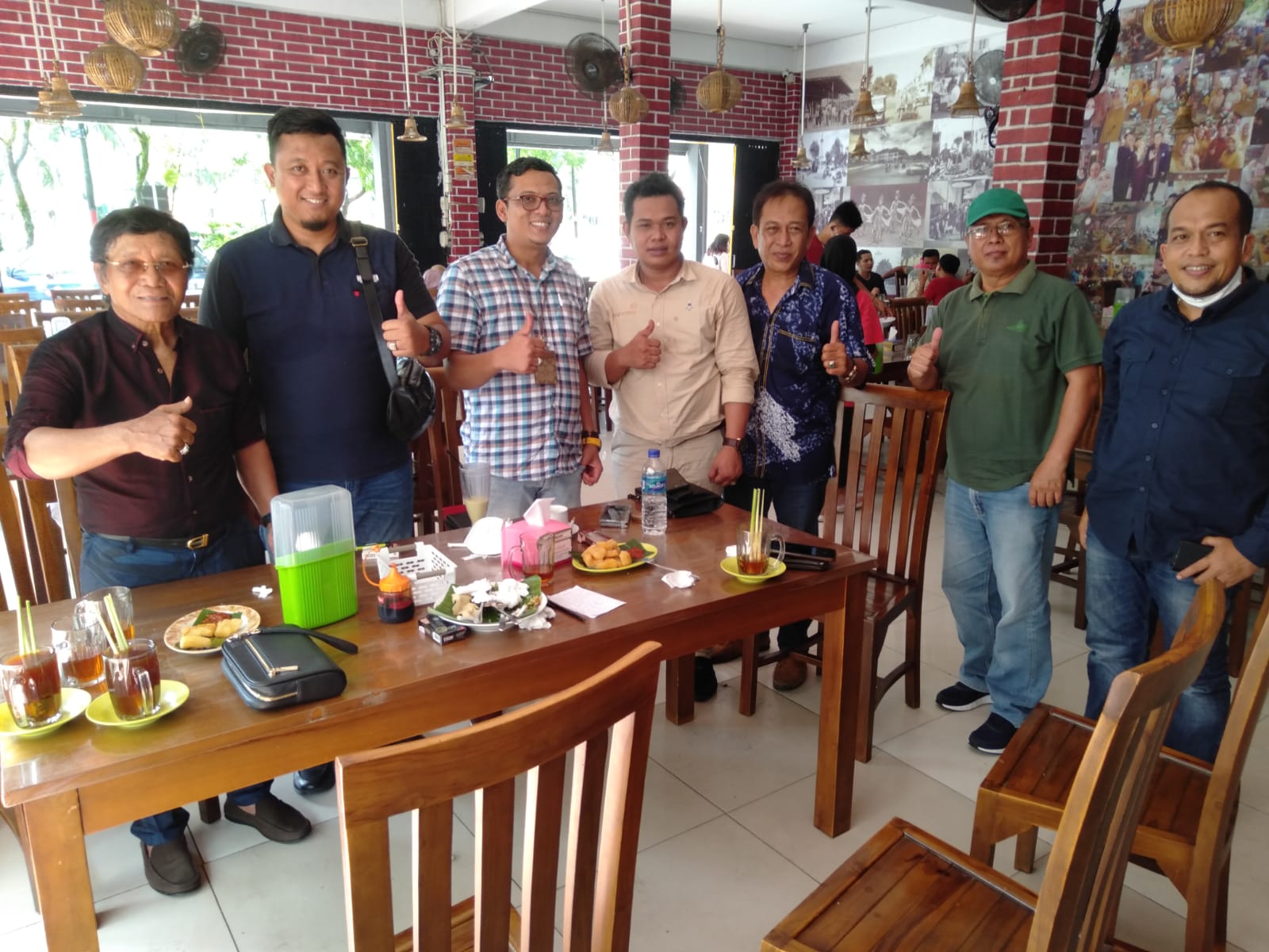 Manajemen Bio Farma foto bersama pengurus DPP Apindo Kaltim di sela pertemuan di Rumah Makan Jogja Klandasan Balikpapan, pada Kamis (16/9/2022)