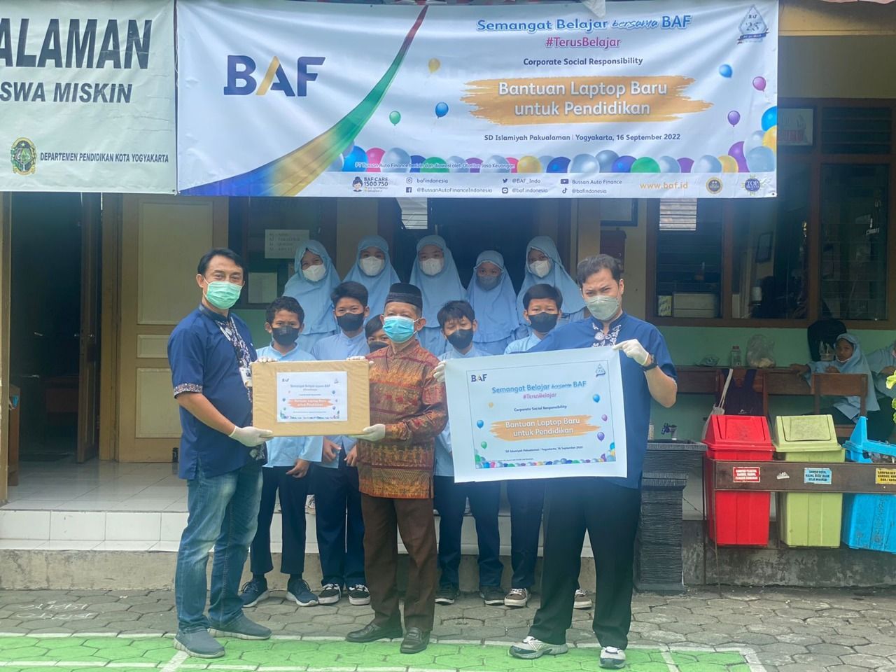 Sekretaris Yayasan Islamiyah Yogyakarta Muhammad Djati Hudaya (tengah) menerima bantuan Program BAF Caring for Children dari BRH BAF Yogyakarta, Sutarto.