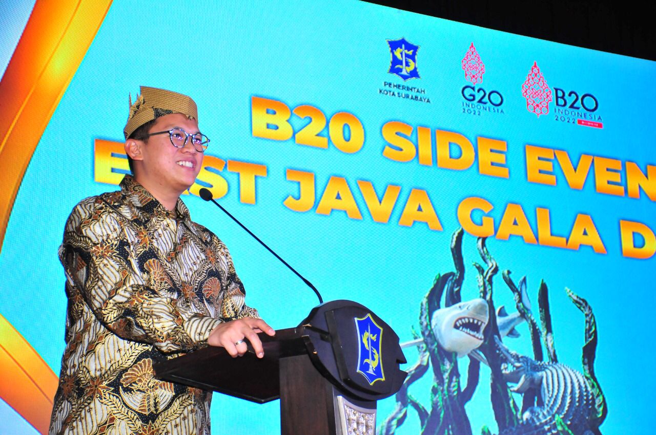 M. Ali Affandi, ketua kadin Surabaya. Saat memberikan sambutan pada acara Gala Dinner bersama delegasi B20 yang digelar di Balai Pemuda Surabaya, Kamis (15/9/2022) malam.
