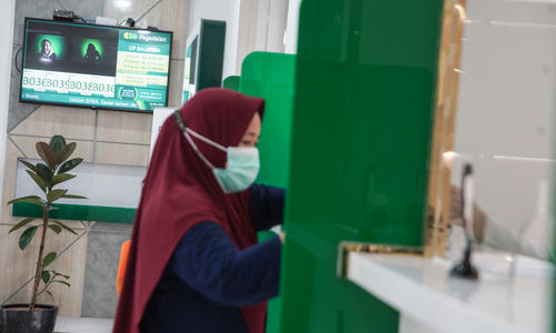 Nasabah melakukan transaksi di counter kantor cabang Pegadaian Salemba, Jakarta. Foto: Ismail Pohan/TrenASia