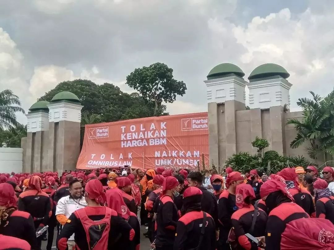 Aksi demo kenaikan BBM yang diinisiasi Konfederasi Serikat Instagram.com/@kspi_cituPekerja Indonesia (KSPI) di gedung DPR RI, 6 September 2022.