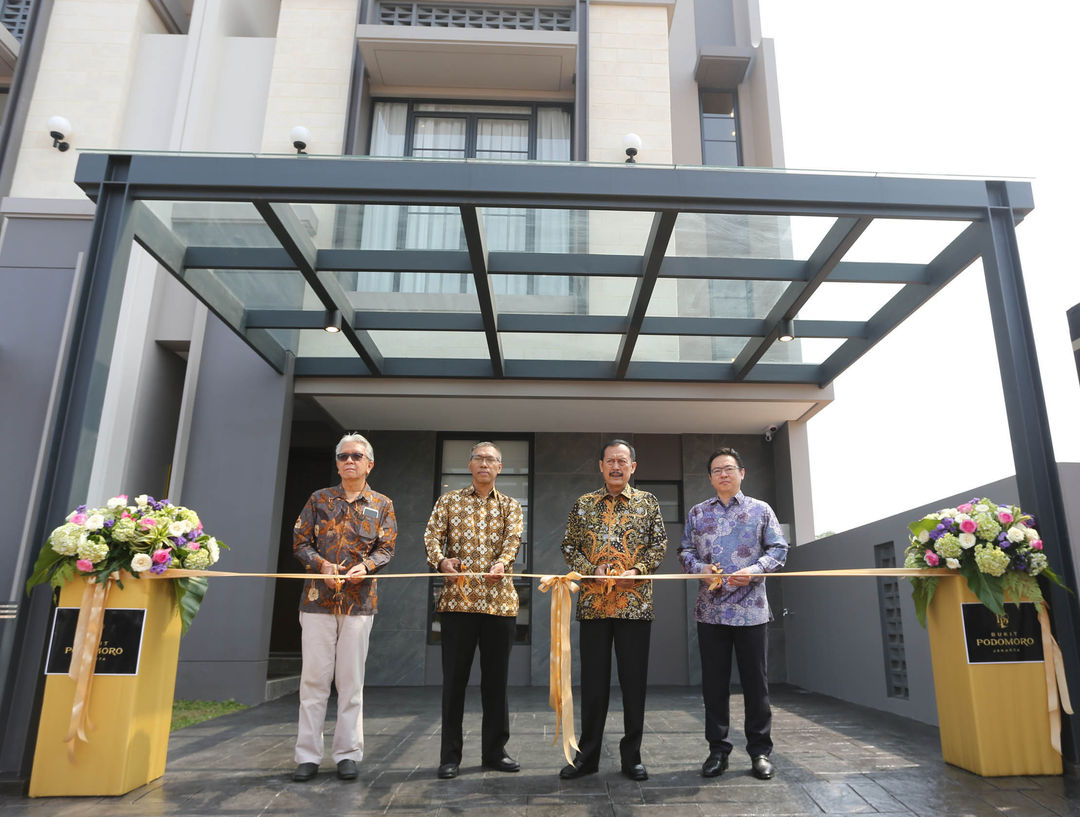 Wakil Direktur Utama Agung Podomoro Land Noer Indradjaja (kedua kanan), Chief Marketing Officer Bukit Podomoro Jakarta Zaldy Wihardja (kanan), Head of Project Division Bukit Podomoro Jakarta Jansen Rachmat (kiri) dan Direktur Utama PT Fajar Mitra Krida Abadi, Amir Jatmiko (kedua kiri), saat melakukan prosesi gunting pita dalam acara peresmian show unit atau rumah contoh tahap kedua Bukit Podomoro Jakarta, di Jakarta Timur, Sabtu 17 September 2022. Foto : Panji Asmoro/TrenAsia