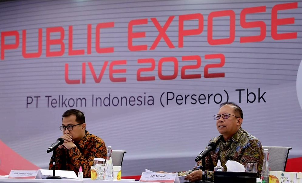  Direktur Keuangan dan Manajemen Risiko Telkom Heri Supriadi (kanan) dan Direktur Strategic Portfolio Telkom Budi Setyawan Wijaya di Public Expose Live 2022