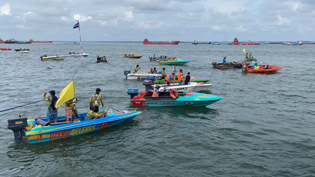 Peserta Beruang Muda speedboat race tengah bersiap adu cepat. Balapan speedboat sebagai agenda tahunan Balikpapan yang bisa menjadi tujuan wisata. Foto: Ferry Cahyanti/Ibukotakini.com.