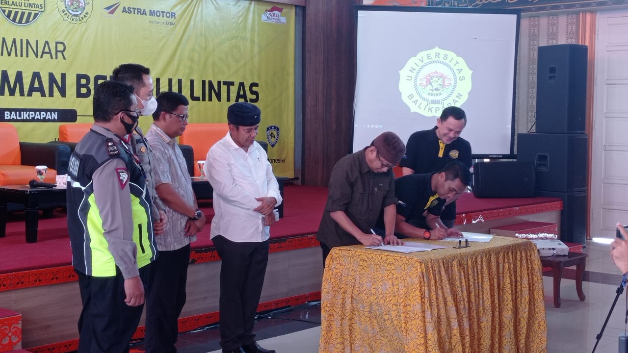 Penandatanganan MOU antara Universitas Balikpapan dengan Astra.