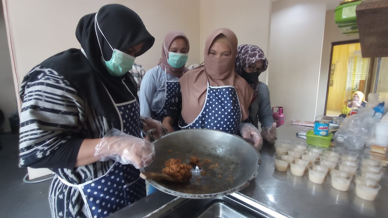 Para pelaku industri kecil menengah (IKM) di Balikpapan mengikuti pelatihan Teknis Produksi dan Standarisasi Produk di Sentra Industri Kecil Tertip. Foto: Ferry Cahyanti/Ibukotakini.com