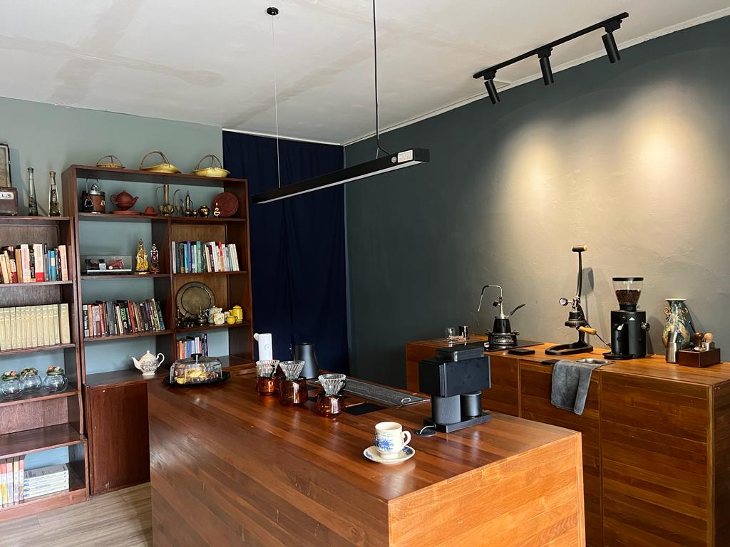 Kopi Pajeng, salah satu kedai kopi di Bandung yang berkonsep slow bar. (Foto: Giffari Akbar)