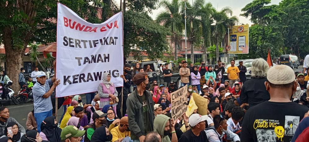 Ratusan warga Kampung Kerawang, kelurahan Garuntang, kecamatan Bumi Waras melakukan aksi unjuk rasa di depan kantor Pemerintah Kota (Pemkot) Bandar Lampung. 